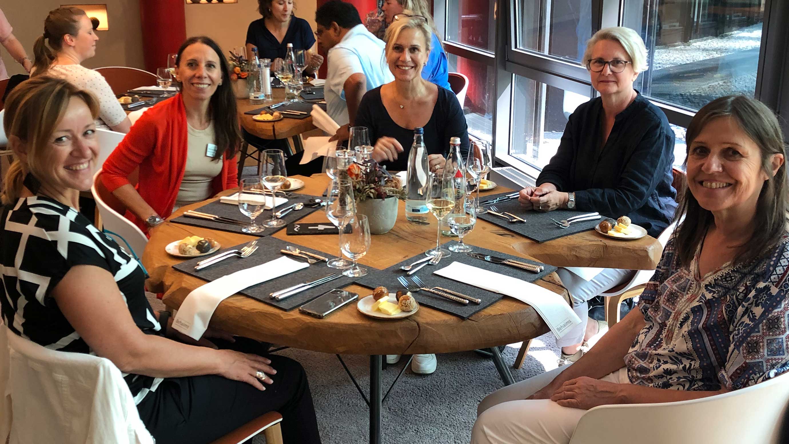 Menschen am Tisch im Restaurant Behaims